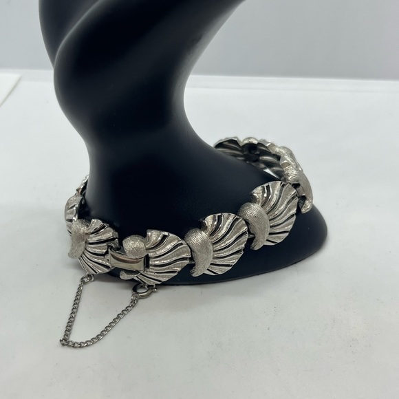 Puccini signed silver tone vintage shell shaped abstract bracelet - Picture 11 of 16